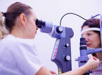 Ophtalmologiste examinant les yeux d&#039;une patiente