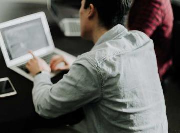 Jeune homme devant son ordinateur