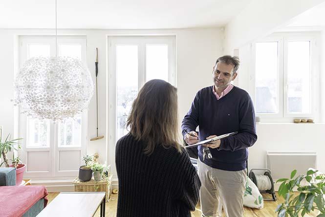 Un agent immobilier fait visiter un appartement à une cliente