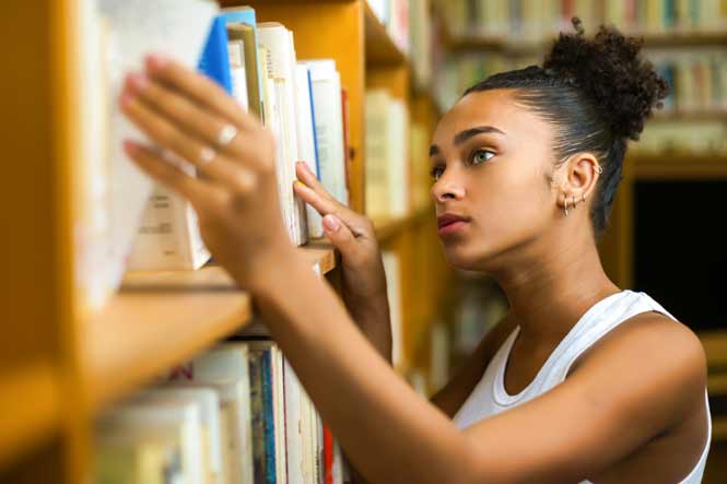 Travail intensif pour préparer les concours Etudiante dans une bibliothèque