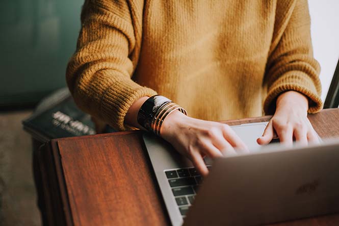 Les heures de DIF sont désormais transférables jusqu'au 30 juin 2021 Individu qui tape sur son clavier