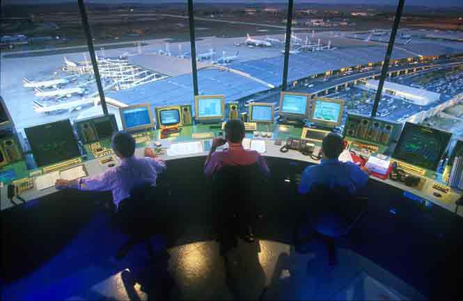 Contrôleurs aériens dans une tour de contrôle