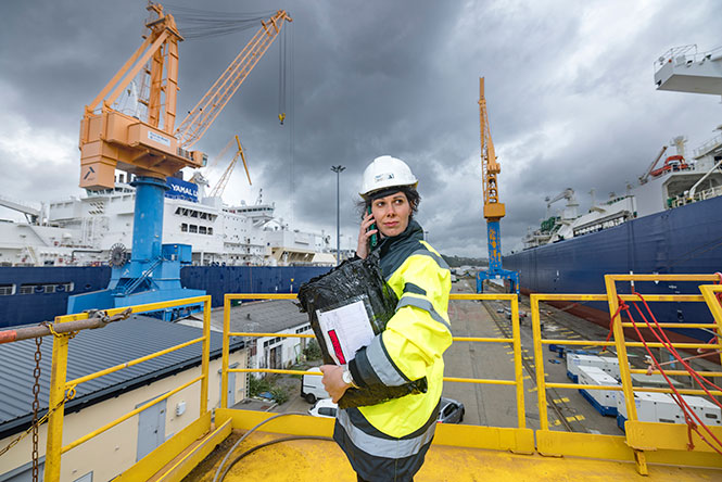 Maeva Delannoy travaille sur le port de Brest dans le Finistère.