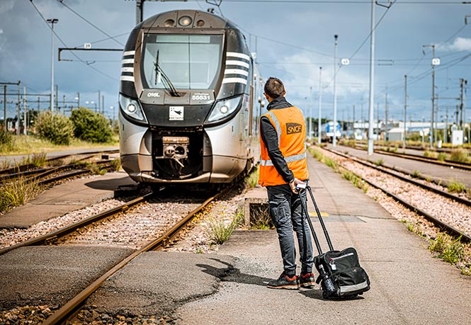 Un conducteur de train sur un quai de gare.