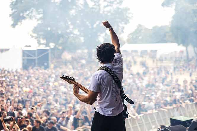 chanteur sur la scène d&#039;un festival