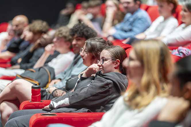 Le public regardant la scène de Je filme le métier qui me plaît