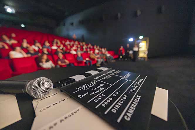 Photo d&#039;un clap de cinéma annonçant un prix gagnant