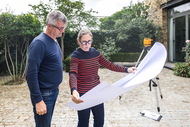 Cécile et Pascal Callarec, paysagistes, sur un chantier.
