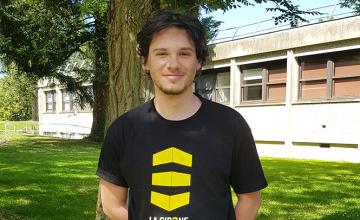 Portrait d&#039;Esteban devant un arbre sur le campus de Rennes 1 
