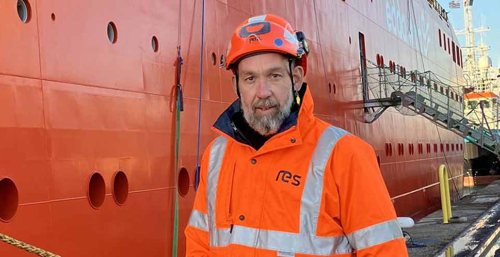 Portrait de Christophe Geimer dans un  port devant un navire