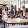 Travail collaboratif d'élèves autour d'une table