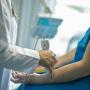 Médecin utilisant du matériel médical