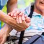 Personne âgée accompagnée par un professionnel de l'aide à domicile