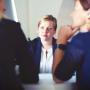 Une jeune femme en entretien
