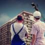 Professionnels observant la construction d'un immeuble