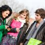 Trois jeunes discutent dehors