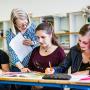 Des élèves et une enseignante en classe
