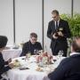 Un élève en formation en hôtelière sert des clients