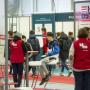 Lycéens s'informant sur un salon d'orientation