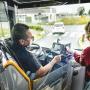 Un chauffeur de car avec un usagerr