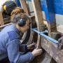 Jeune femme travaillant sur la charpente