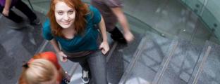 Lycéenne qui s'arrête dans un escalier