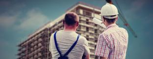 Professionnels observant la construction d'un immeuble