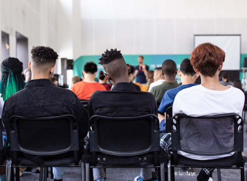 Des étudiants de dos dans une salle de classe