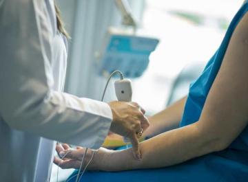 Médecin utilisant du matériel médical