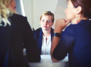 Une jeune femme en entretien
