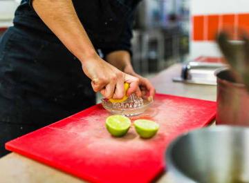 Préparation d'un plat en cuisine