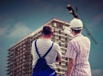 Professionnels observant la construction d'un immeuble