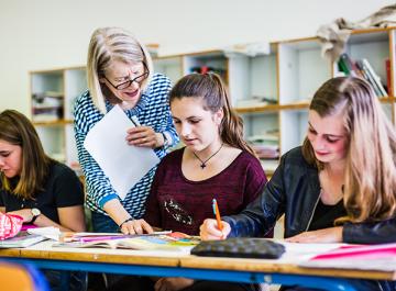 Des élèves et une enseignante en classe