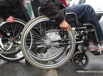 Deux personnes en fauteuil roulant