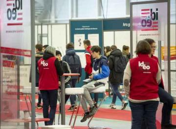 Lycéens s'informant sur un salon d'orientation