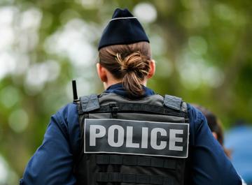 Une policière de dos
