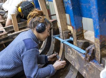 Jeune femme travaillant sur la charpente