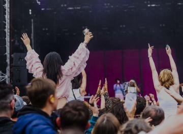 Une foule de spectateurs devant un concert pendant un festival.