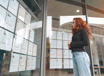Une étudiante regarde des annonces de logements