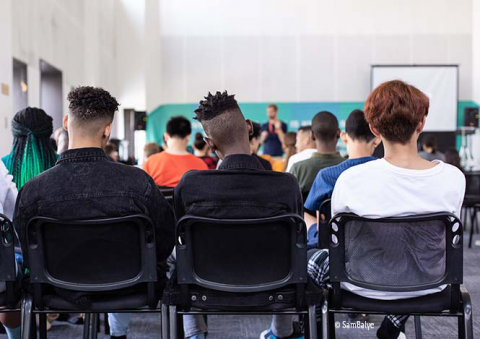 Des étudiants de dos dans une salle de classe