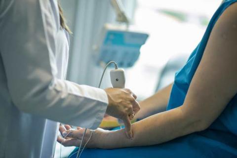Médecin utilisant du matériel médical