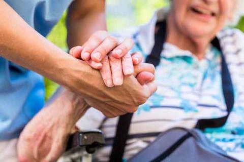 Personne âgée accompagnée par un professionnel de l'aide à domicile