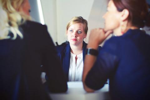 Une jeune femme en entretien
