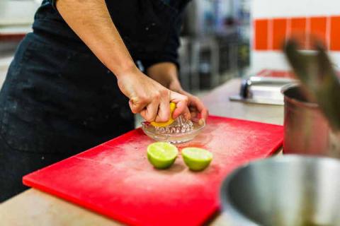Préparation d'un plat en cuisine