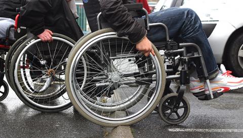 Deux personnes en fauteuil roulant