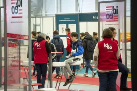 Lycéens s'informant sur un salon d'orientation