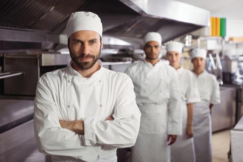 Une équipe de cuisiniers
