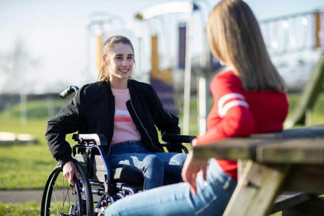 Des aménagements et des aides pour construire un projet Jeune fille en fauteuil