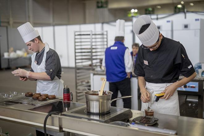 Olympiade des métiers 2020 à Saint-Brieuc Des élèves préparent des pâtisseries