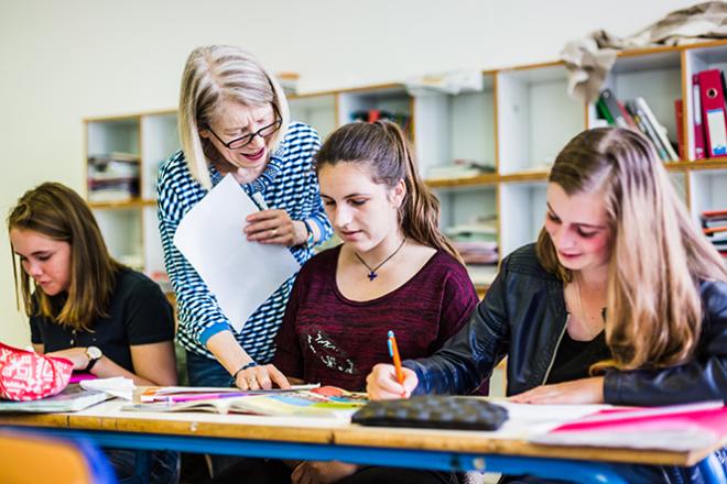 Des élèves et une enseignante en classe